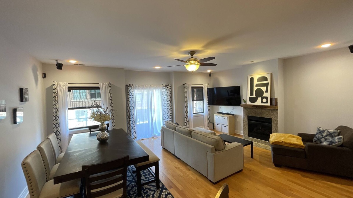 Wicker Park Apartment | Entire Condo and Parking at the heart of Wicker Park