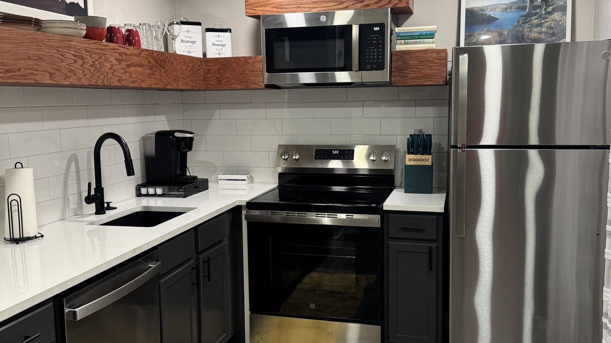 Oklahoma City Condo | Entire condo. Cozy 1BD/1BA in a gated complex in NW OKC by Kilpatrick Trnpk.