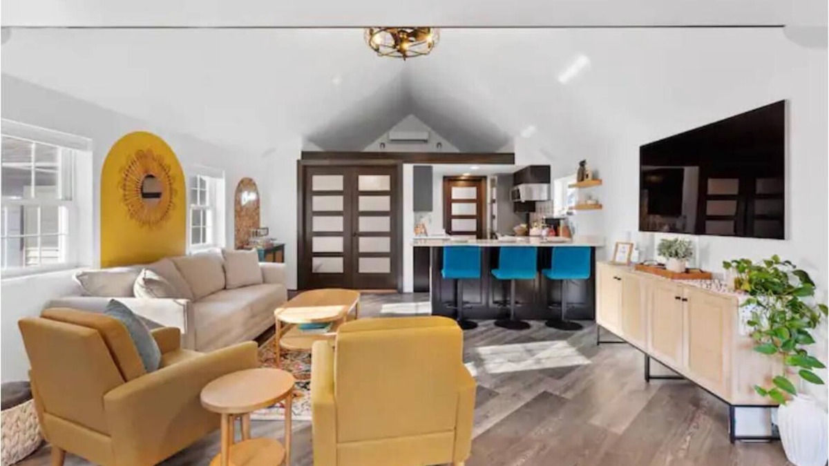West Allis House | Entire Cozy Cottage! Pet Friendly, No Cleaning Fee