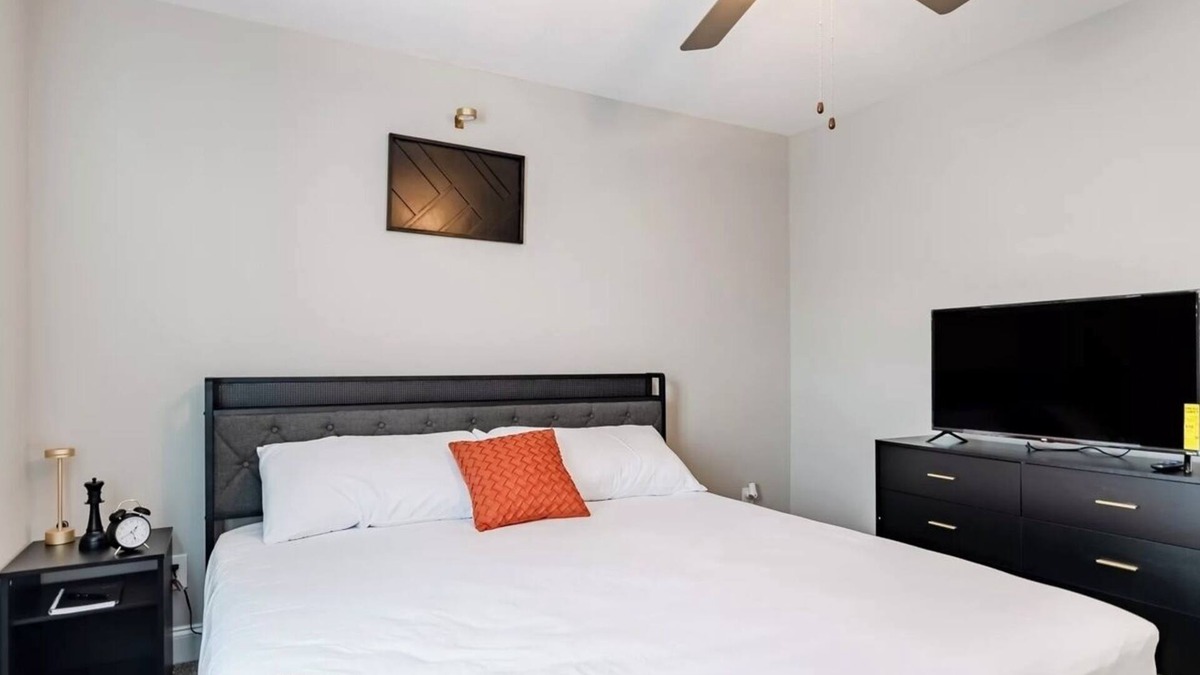 Clarksville House | Entire cozy modern 2 king-size beds townhome. Free WI-FI.