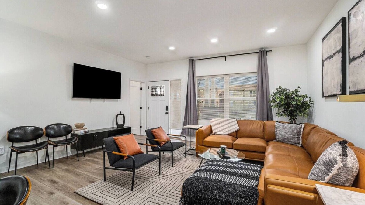 North Hyde Park House | Entire Duplex (2 Units) in Midtown 6 bds, 6 Bths