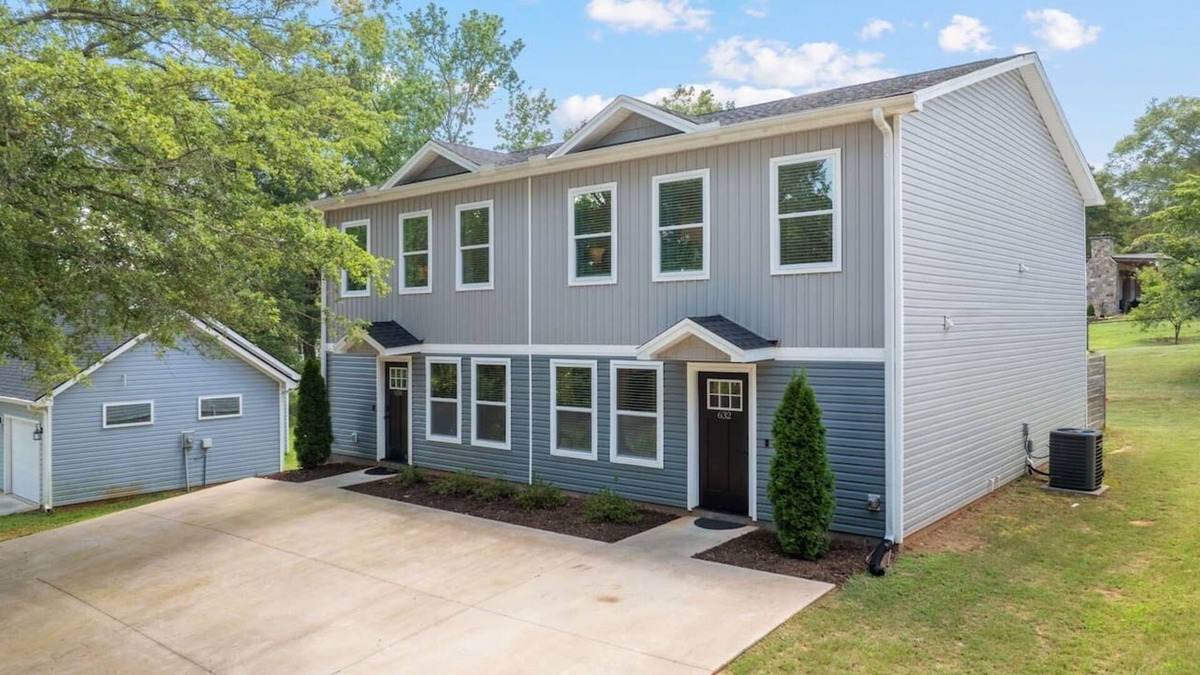 Taylors House | Entire Duplex 6 King Beds Private Patios Great for Groups Near GVL