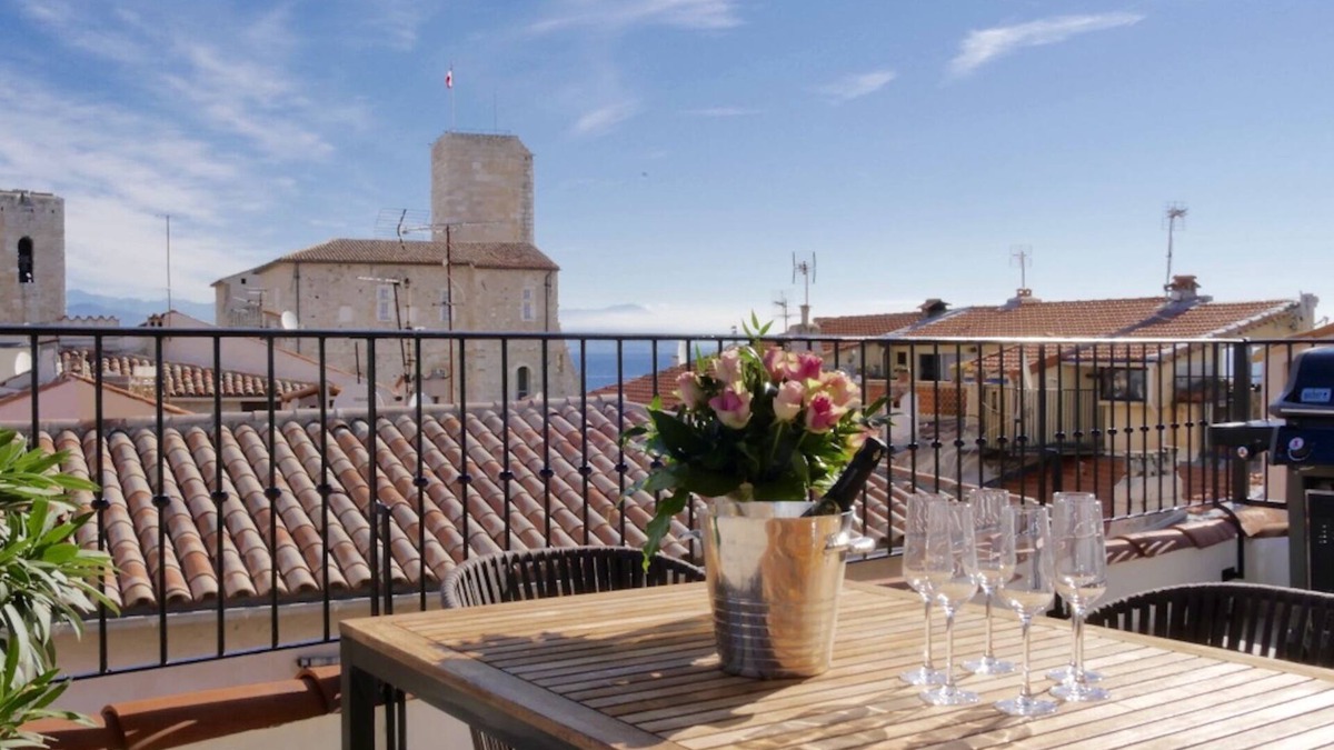 Antibes Old Town House | Entire fully renovated town house sea-view rooftop terrace, AC for 6