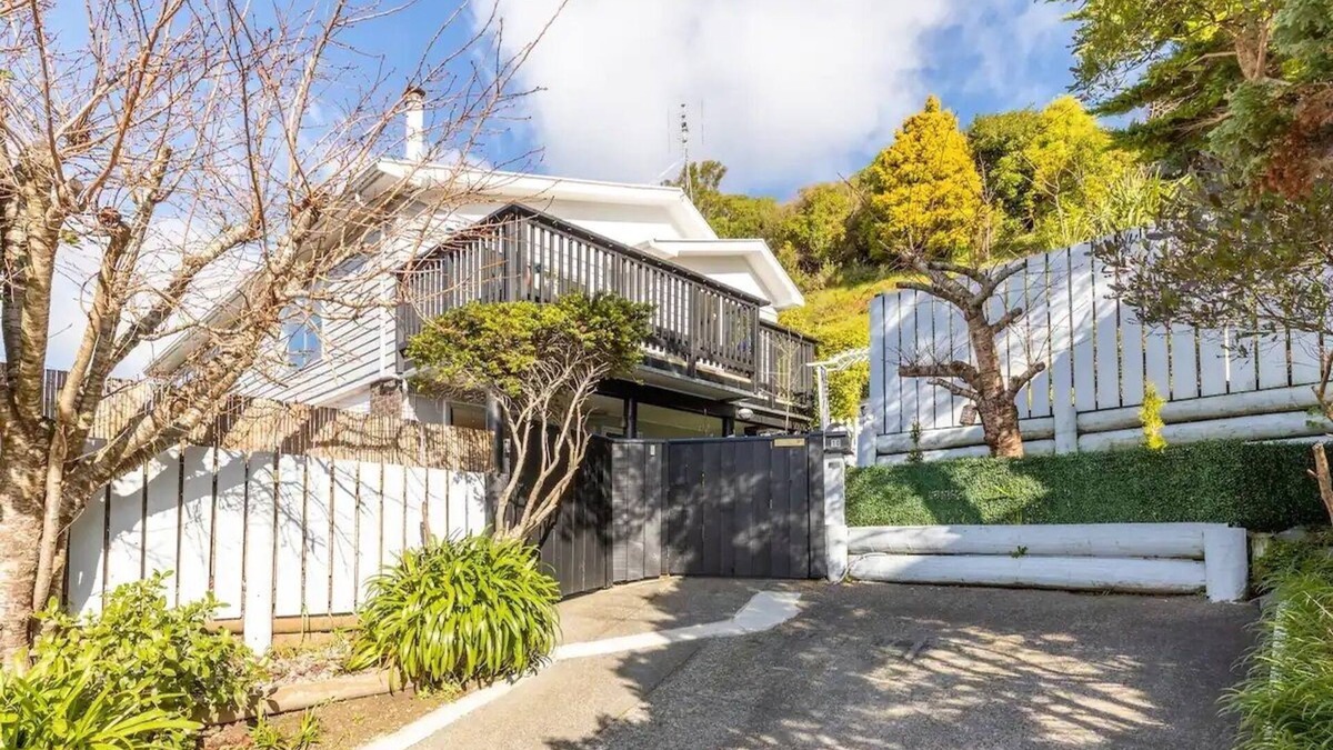 Johnsonville House | Entire Ground Floor Full Privacy Family-friendly Popular to Ferry-catchers