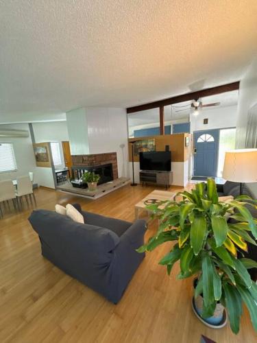 Highland Park Apartment | Entire Home 3 bds 2 bats