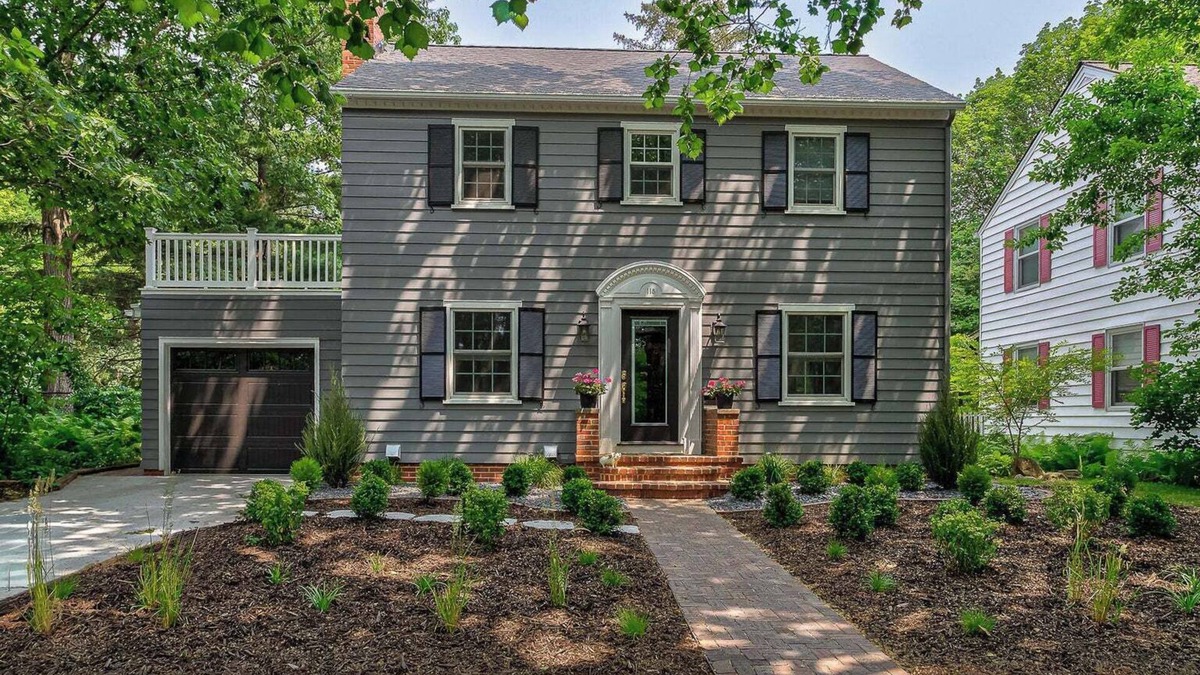 Ames House | ENTIRE HOME! 5 BEDROOM, 2 BATH, WITH JACUZZI - .2 miles to Iowa State Campusn