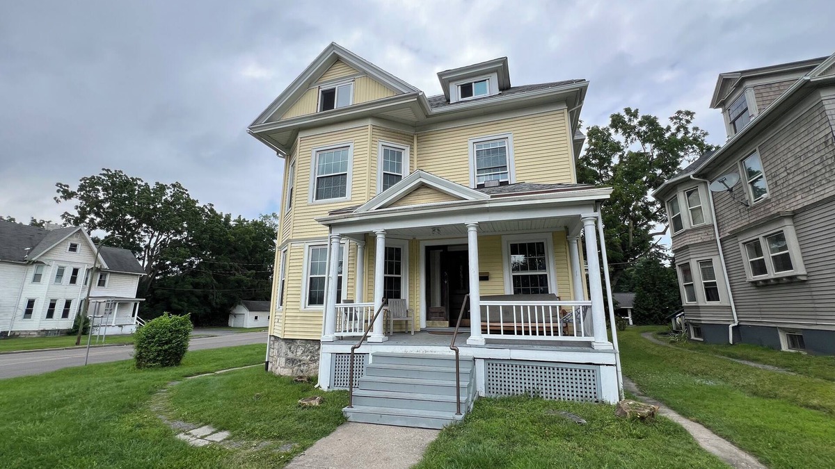 Geneva House | Entire Home: Central & Spacious 8BD 2.5 BA in DT Geneva