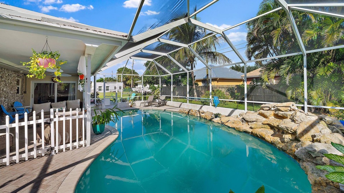 Hobe Sound House | Entire Home ~ Pool ~ 1 Mile From Beach