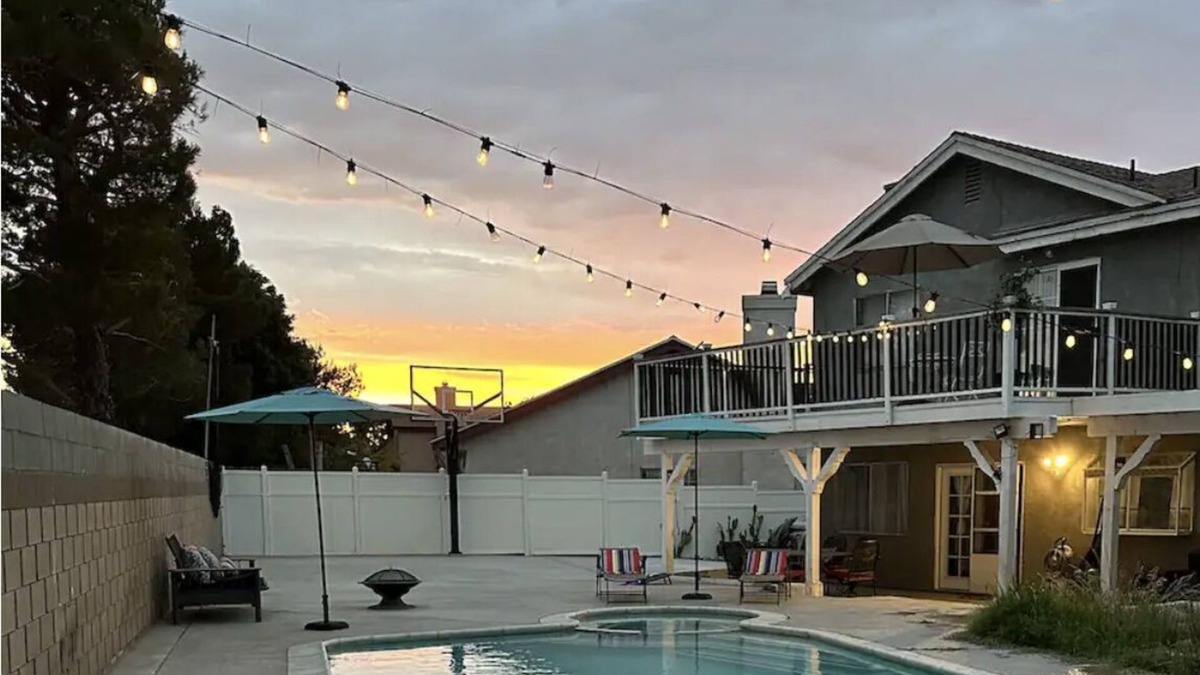 Lancaster House | Entire home. Spacious. Basketball. Two Story. Backyard. Piano. 4 bedrooms.