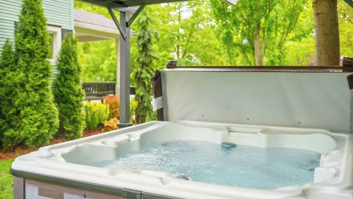 Garden District House | Entire Home Walk to Downtown with Outdoor Igloo, Hot Tub, Fire Pit & King Bed