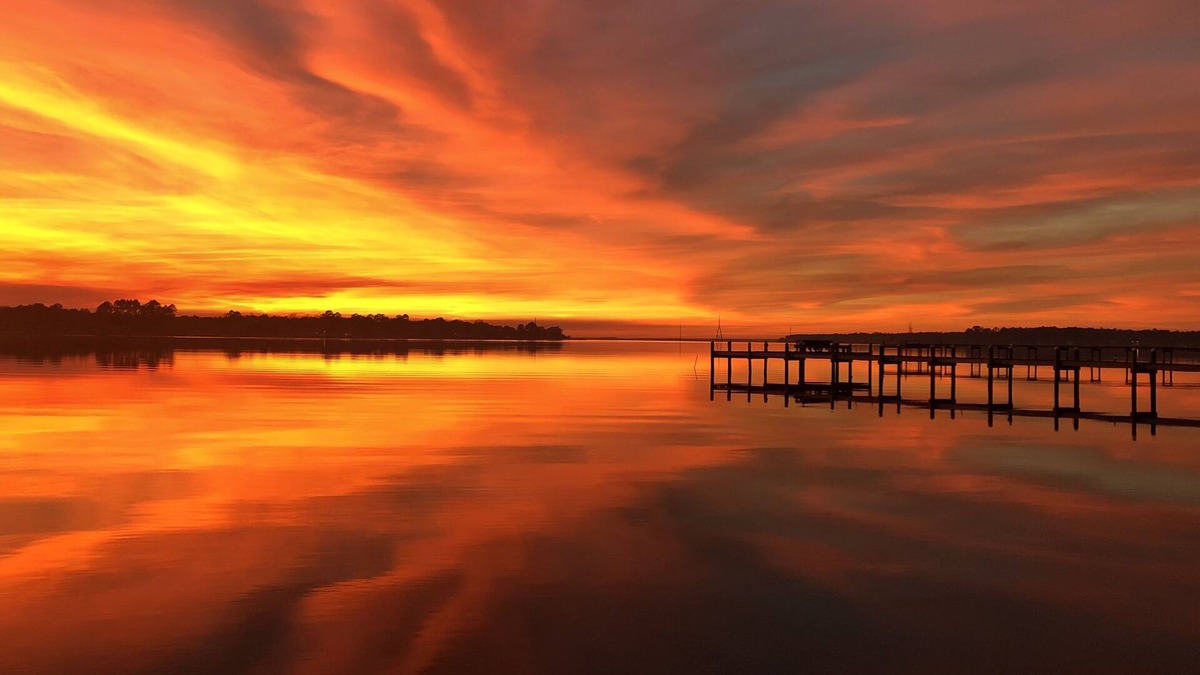 Navarre Cottage | Entire Home! Waterfront Retreat, Private Dock, 3 Acres, 10 min. to beach!