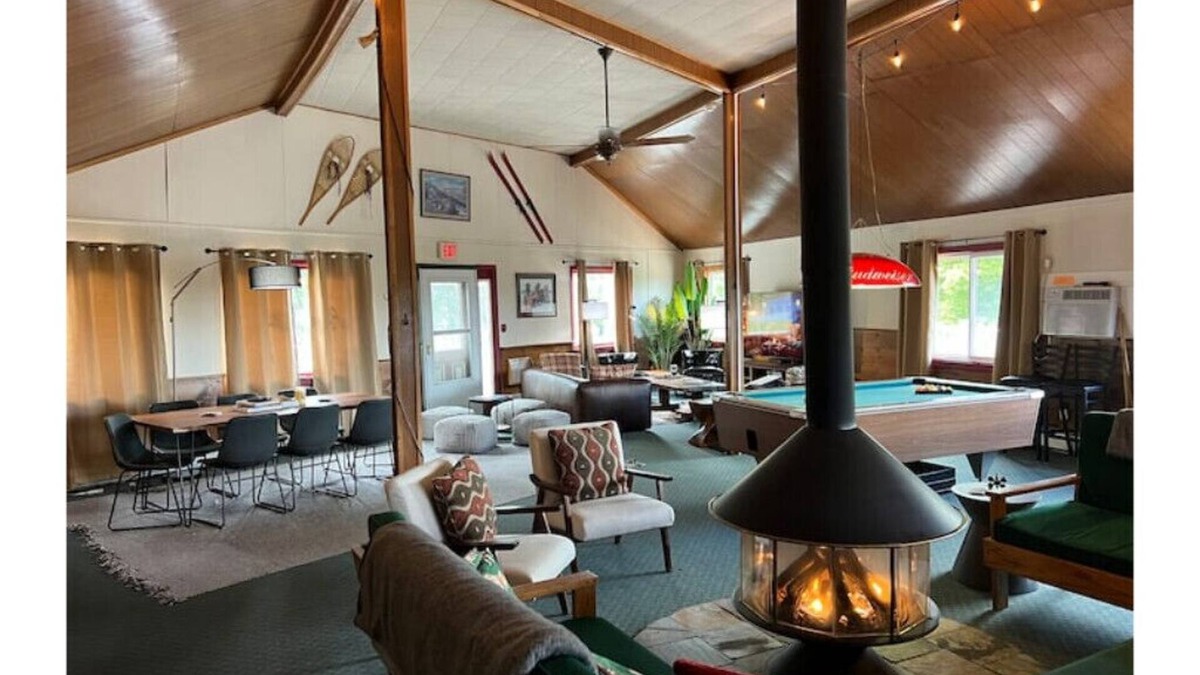 Stratton and Bromley Ski Areas House | Entire Hotel 50 Person Capacity Bromley View Inn