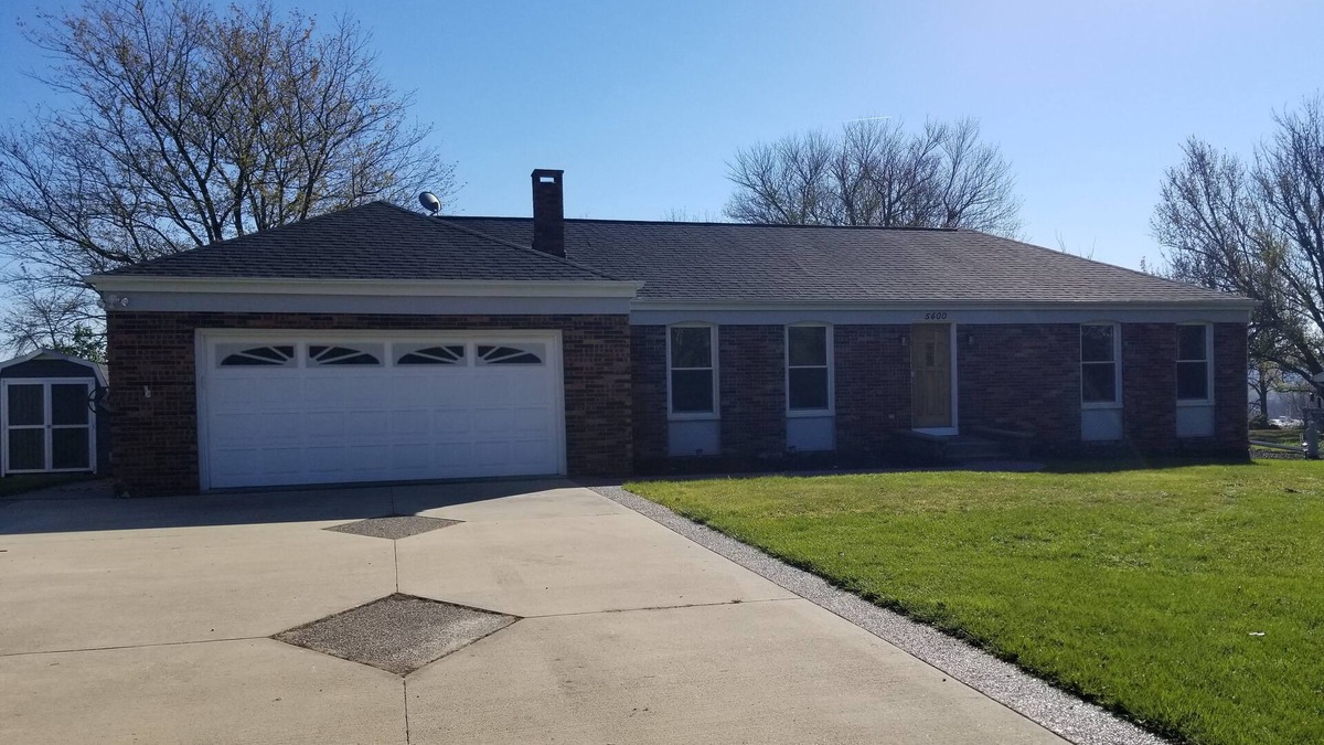 Dubuque County House | Entire house. Bonus Game Rm. Lg yard w/firepit/driveway/garage.