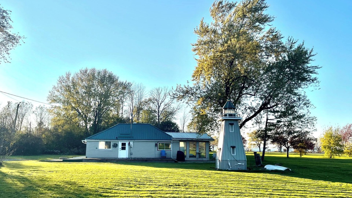 Fort Erie Cottage | Entire house cottage with view of the Niagara River.