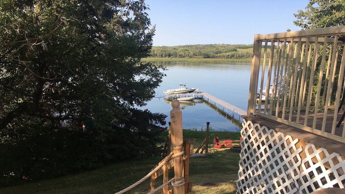 Torrington House | Entire Lakefront Family Cottage on Pine Lake