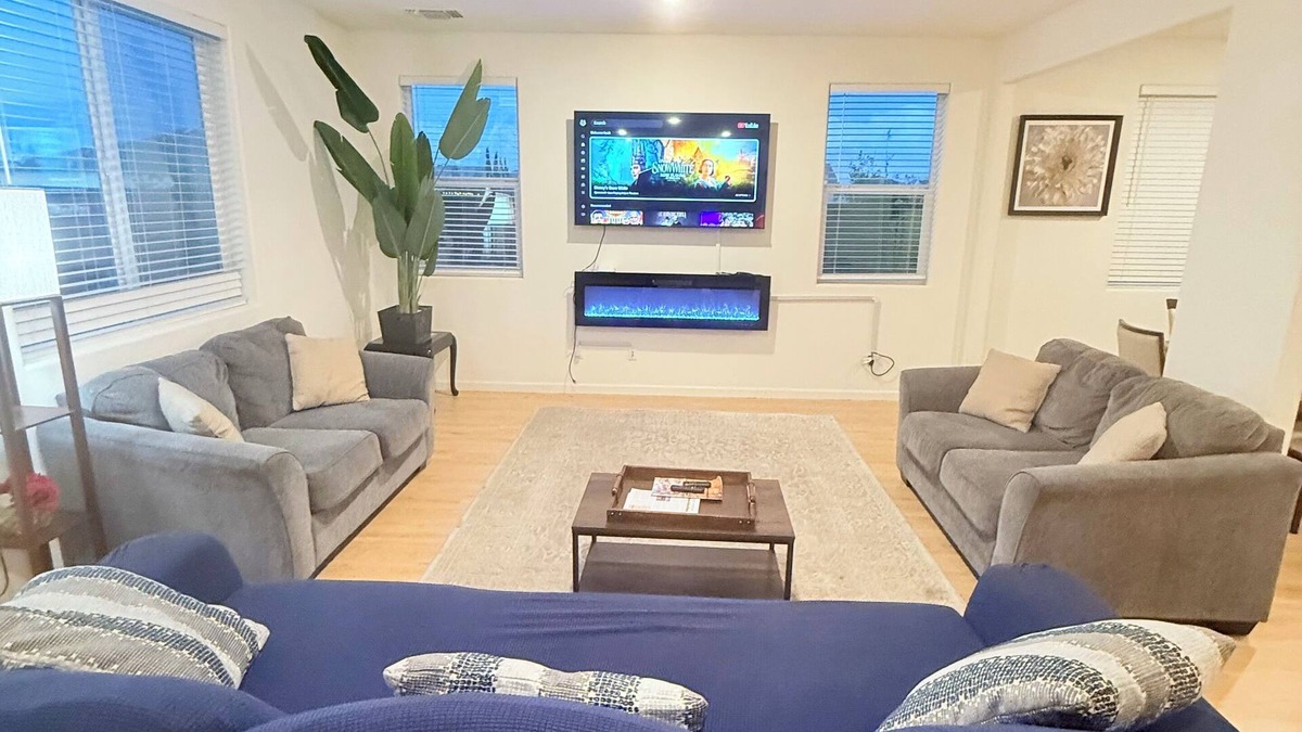 Rio Vista House | Entire Luxury 4 br House Near River with Hot Tub