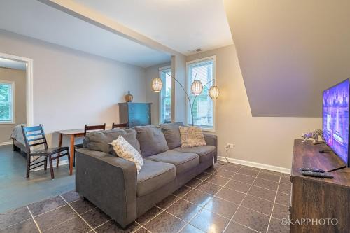 Canaryville Apartment | Entire Private Apartment, Near Downtown - Free Parking