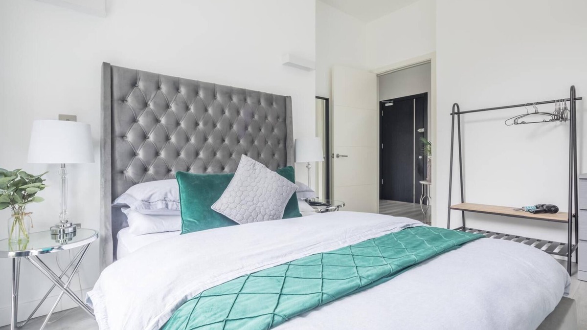 Great Linford Apartment | Entire rental unit in Linford Wood