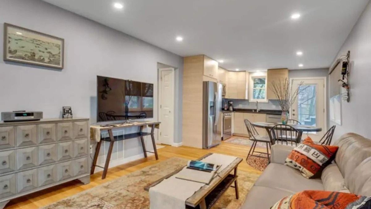 Brook Farm Apartment | Entire rental unit hosted by Tomasz