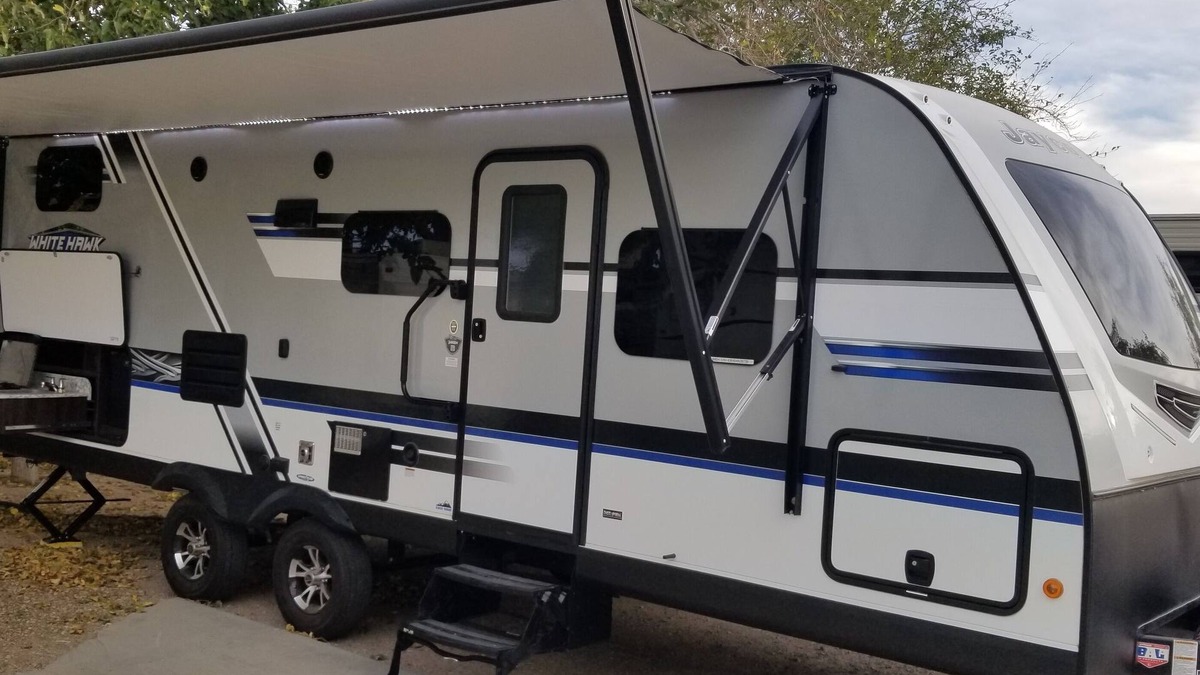Inyokern House | Entire RV w/Murphy Bed, 5-Seater Couch w/Dinette & 2-Bunkbeds