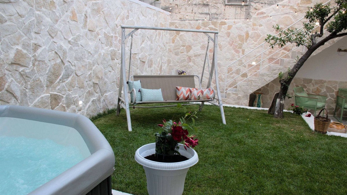 Novoli House | Entire structure consisting of 3 suites with private bath and garden with hydro bath