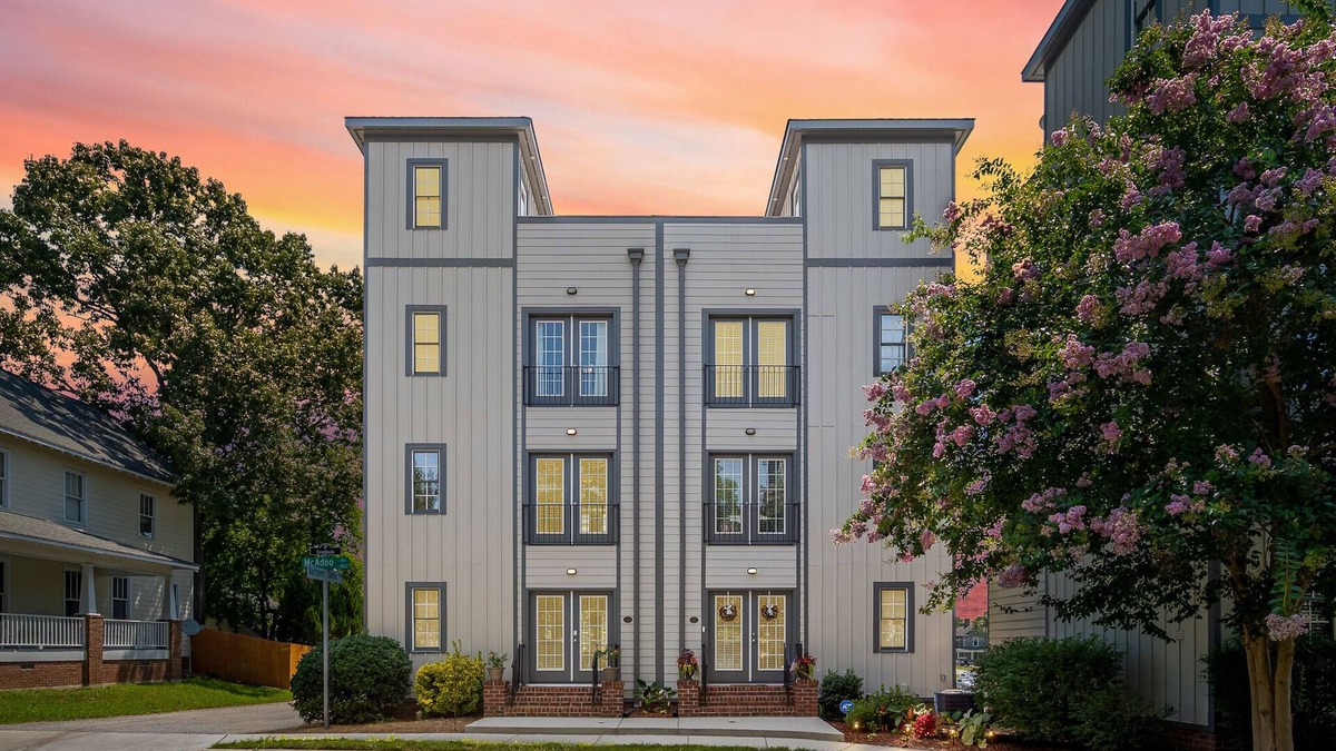 Downtown Greensboro House | ENTIRE Townhouse w/Rooftop Access - 5 min walk to Downtown