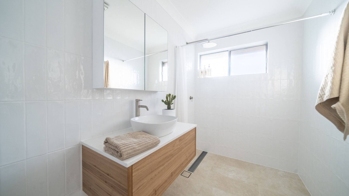 Merewether Apartment | Entire unit in Newcastle: family friendly, free parking, walk to beach and shops