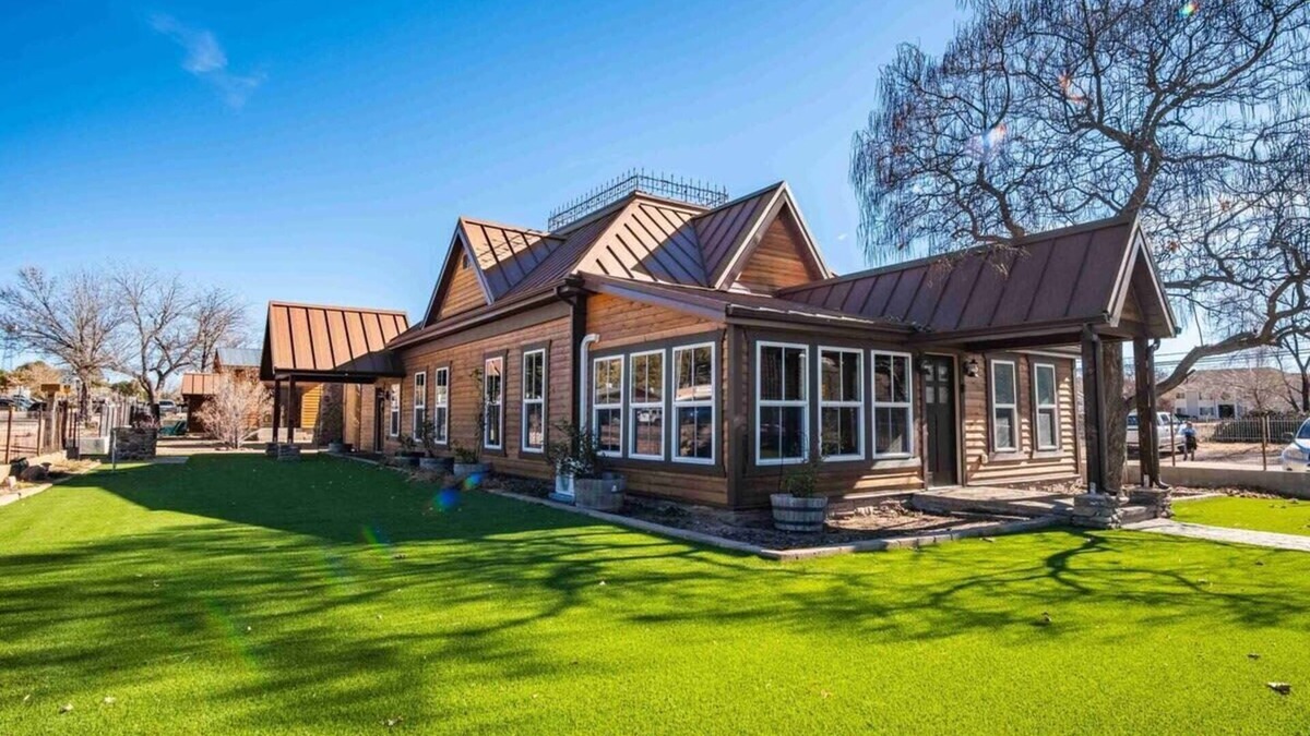 Payson House | Entire Village (4 homes) for Your Stay! Sleeps 27!