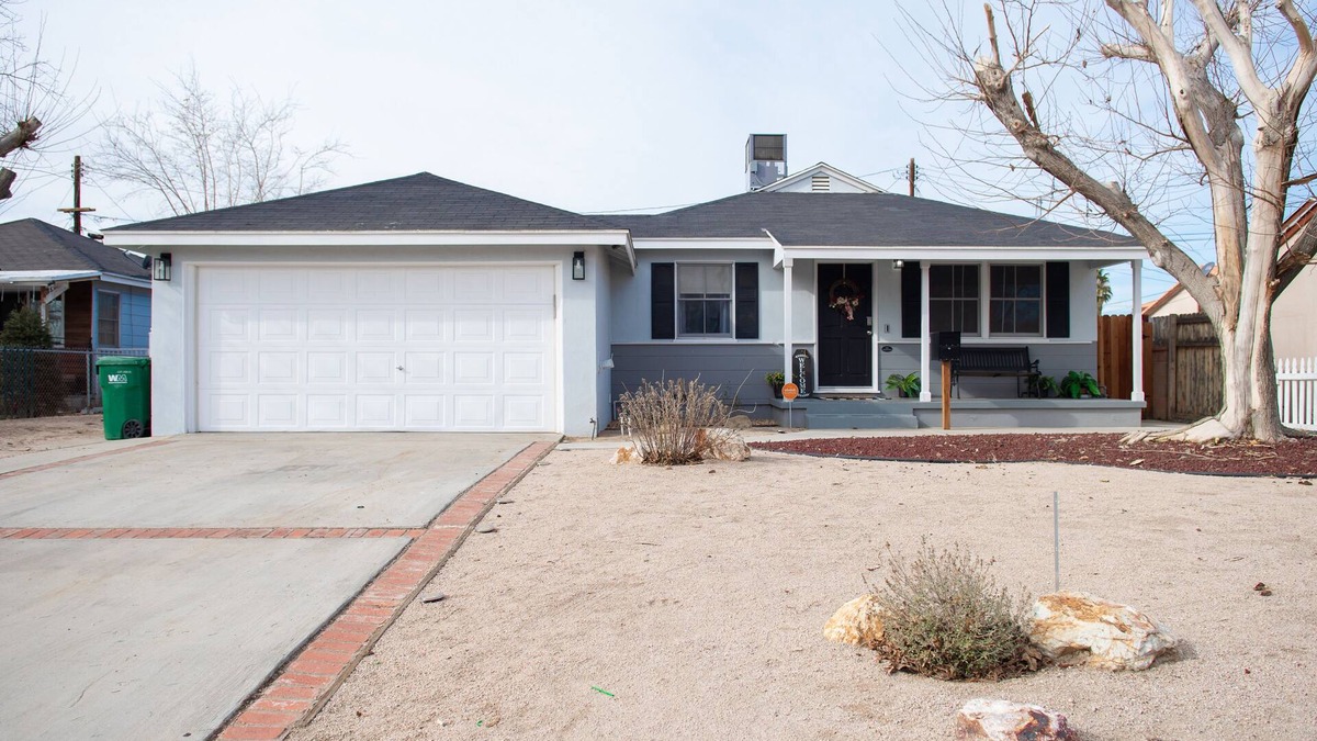 Palmdale House | ✰EntireHome✰SelfCheck-In✰W/D✰100MbsWifi✰A/C✰Yard