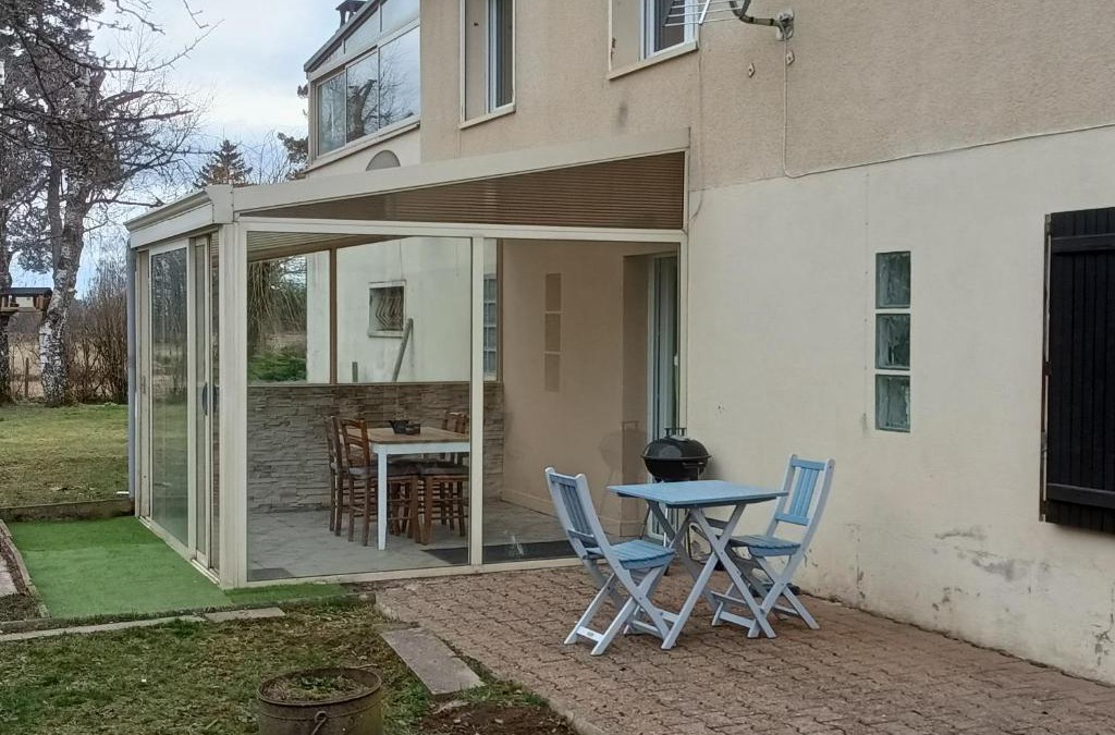 Monestier-Merlines House | Entre Puy-de-Dôme et Corrèze Appartement pour 4 personnes avec terrasse et jardin