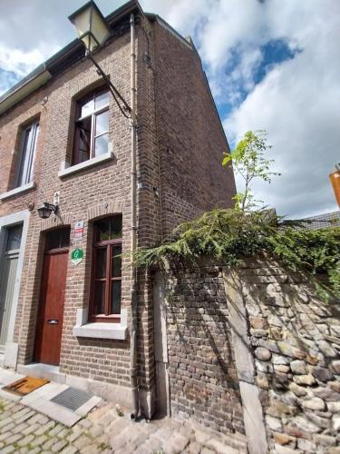 Huy House | Entre temps et pavés