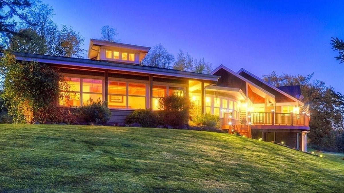 Tacoma House | Enumclaw Estate, Scenic Views! Sleeps12,HotTub, 1hr frm Mt Rainier & Crystal Mt
