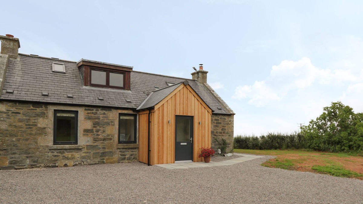 Clochan Cottage | ENZIE STATION COTTAGE, pet friendly, with open fire in Buckie