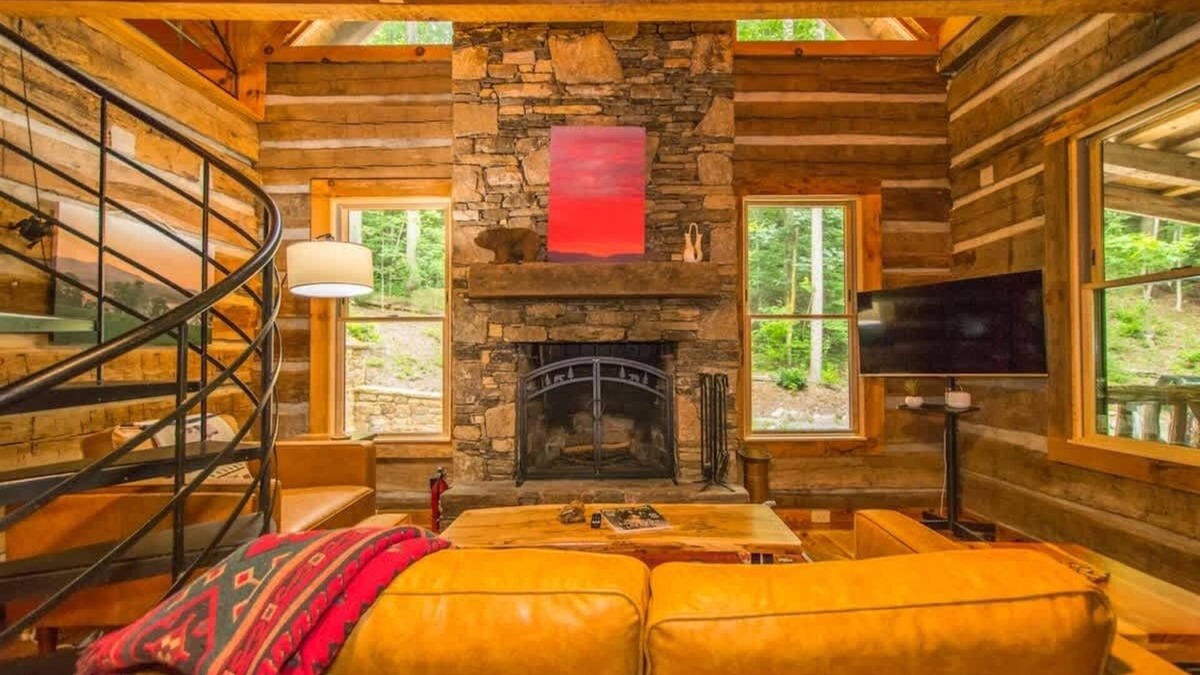 Saluda Cabin | Epic 1BR Cabin w/Outdoor Fireplace~5 Min to Town