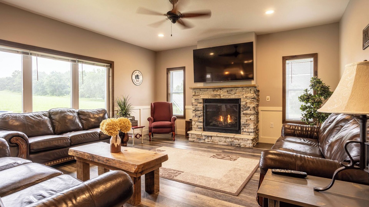 Wisconsin Dells House | Epic 6BR w/Movie Theater + Goats + Dock Access