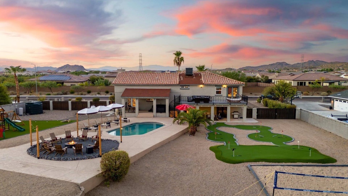 Peoria House | Epic AZ Stay: Pickleball, Putt Putt, Pool & More