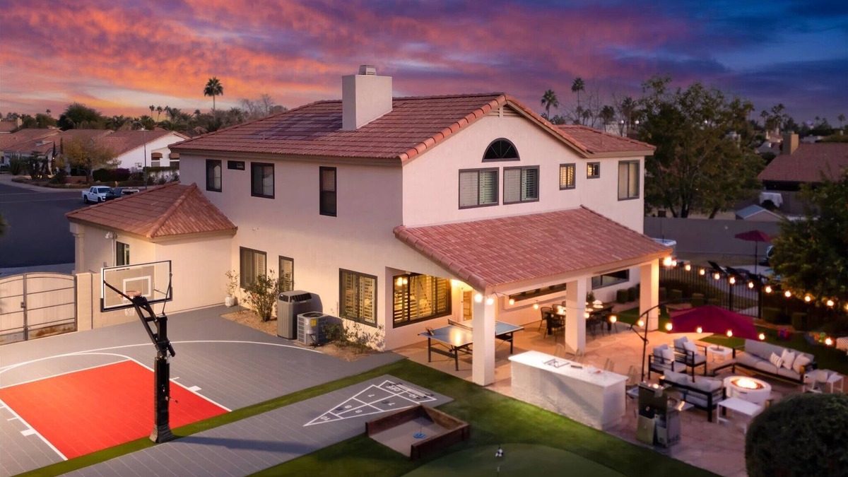 Paradise Valley Village House | Epic Family Home~Sport Court~Pool~Slide~Putt Putt