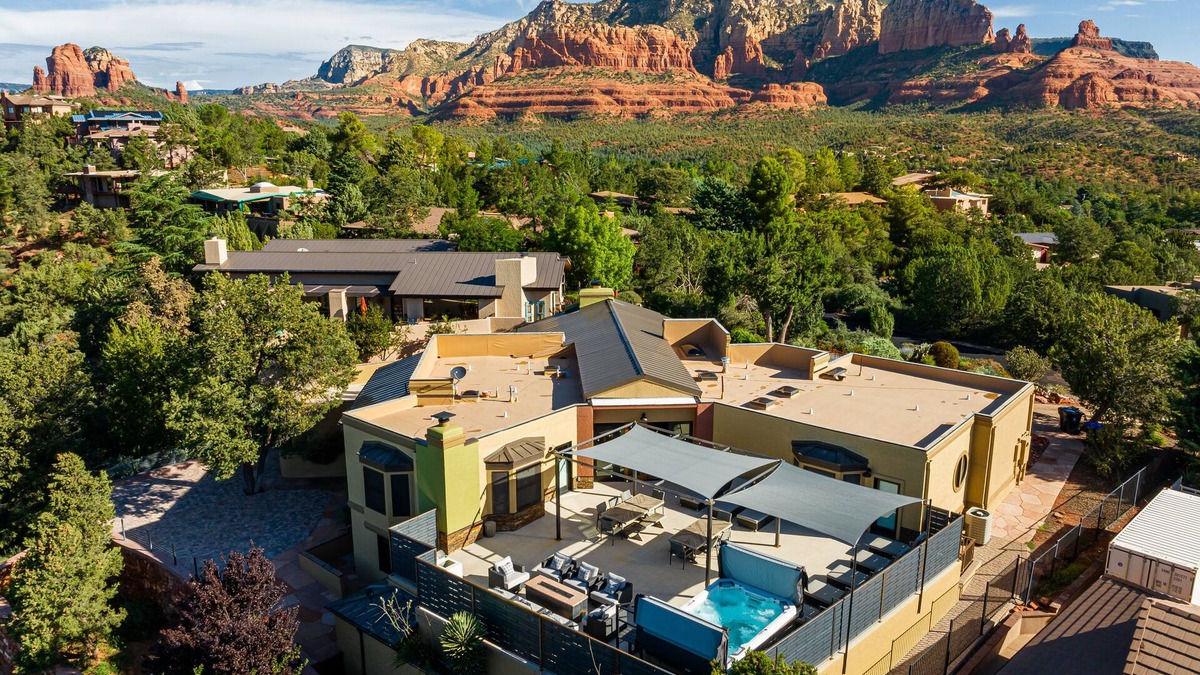 Uptown Sedona House | Epic Red Rock View, Dining for 18+, Stargazing From Decks & Patio's, Hot Tub, Fire pit!