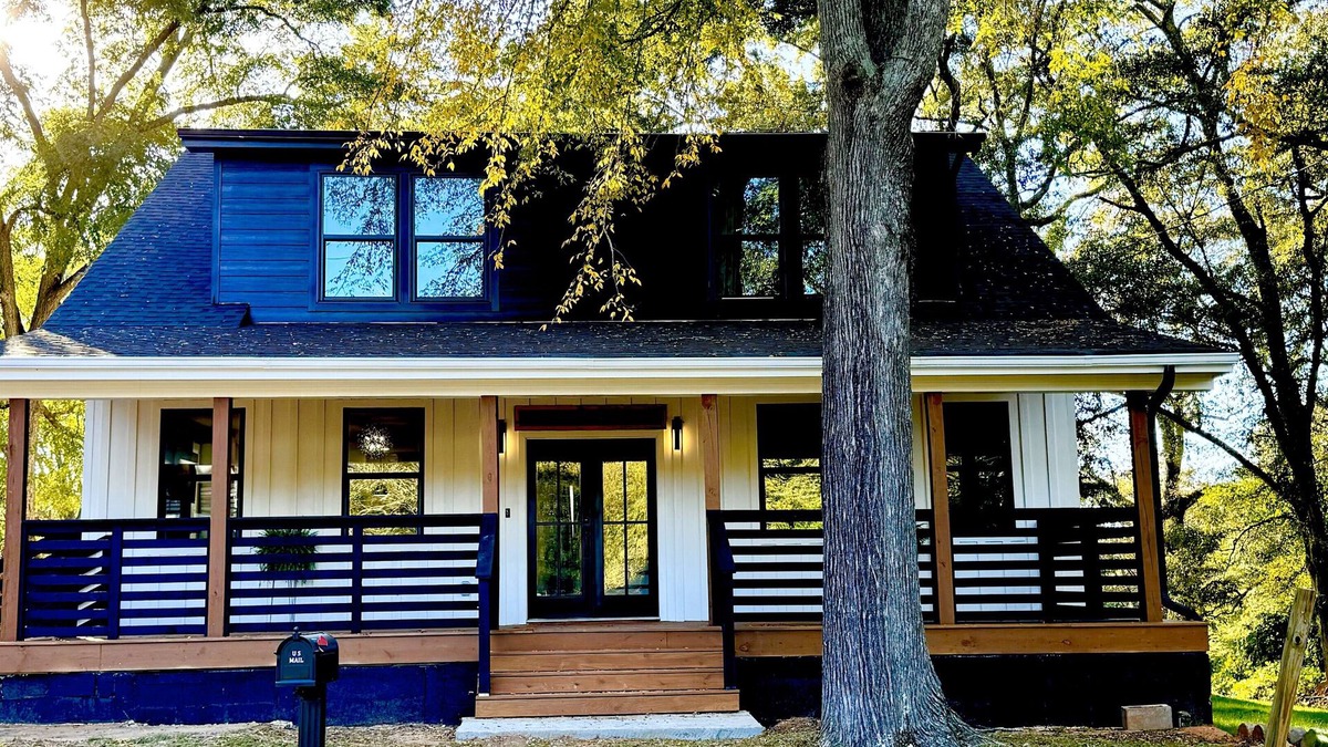 Covington House | Epic Retreat at Mystic Falls-5 bd 3.5 BA-1 Mile from the Square & Clocktower