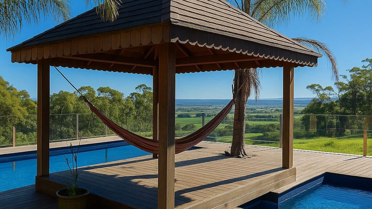 Trafalgar East House | Epic Retreat with Pool, Sauna, Cinema, Firepit & More – Sleeps 28