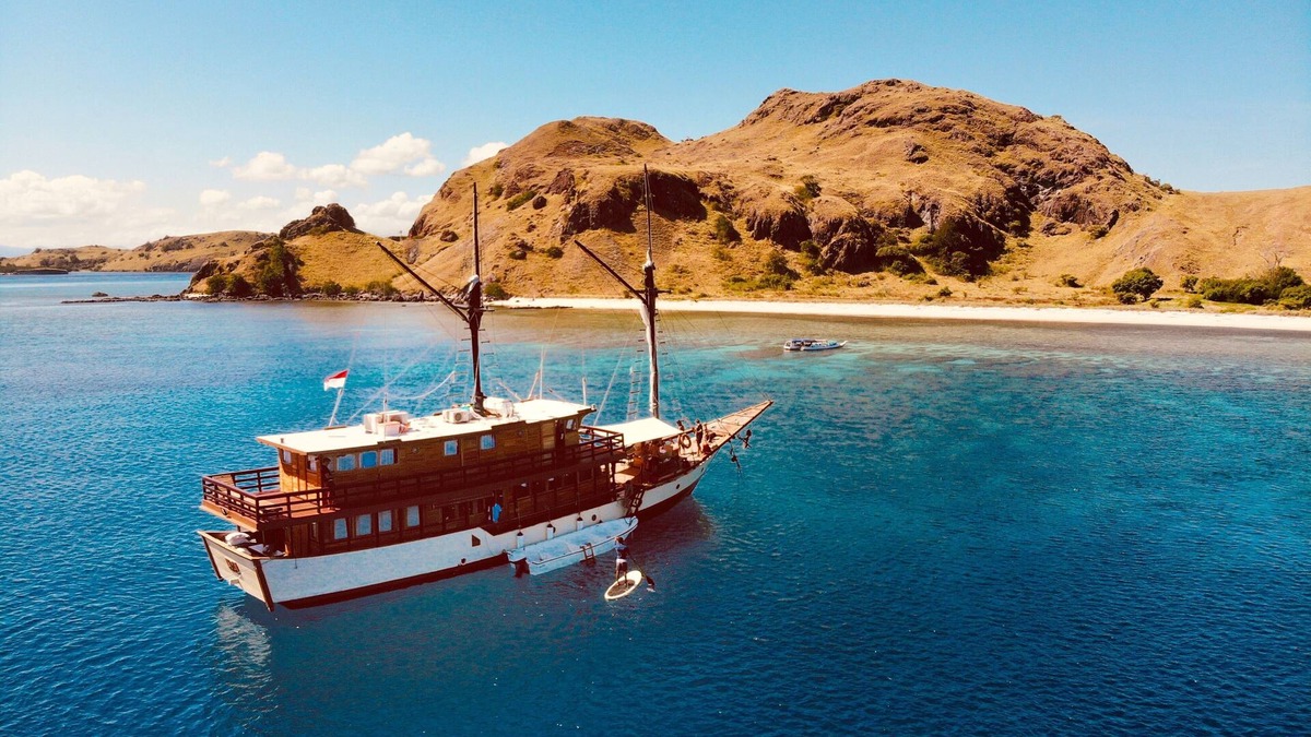 Labuan Bajo Boat Rental | Epic Sails Around Flores Sea!