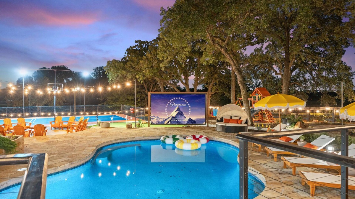 Flower Mound House | Epic Texas Stay: Pool-Pickleball-MiniGolf-Theater-Game Room-Sleeps24