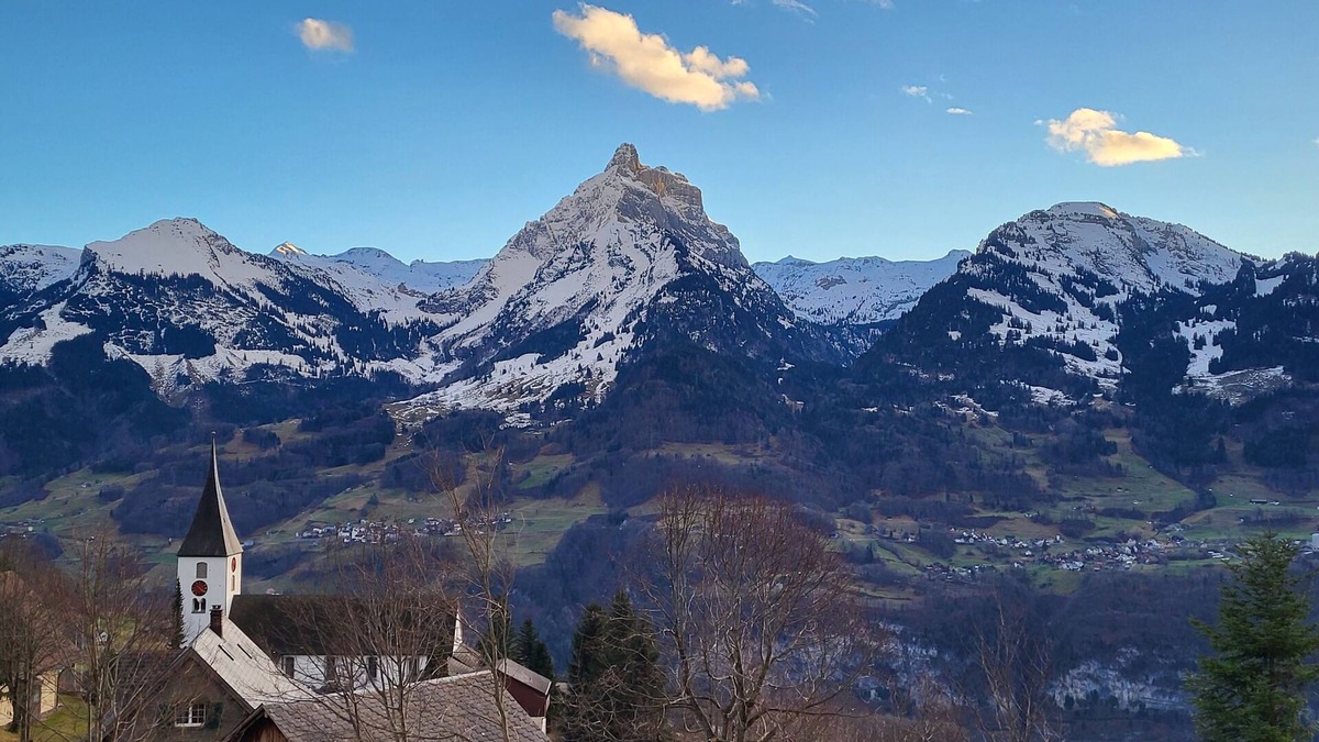 Amden Apartment | Epic view and sun sets from spacious 4 bedroom apartment. Large families +groups
