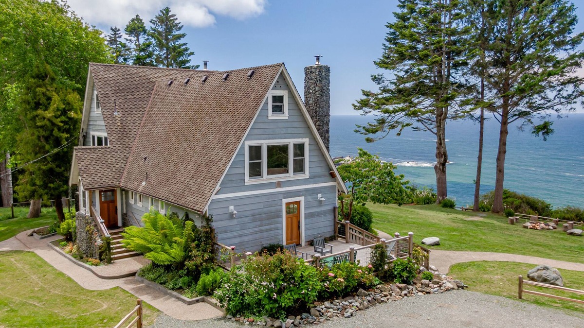 Trinidad House | Epic view on ocean bluff, pickleball, park-like yard, fast WiFi, Craftsman home