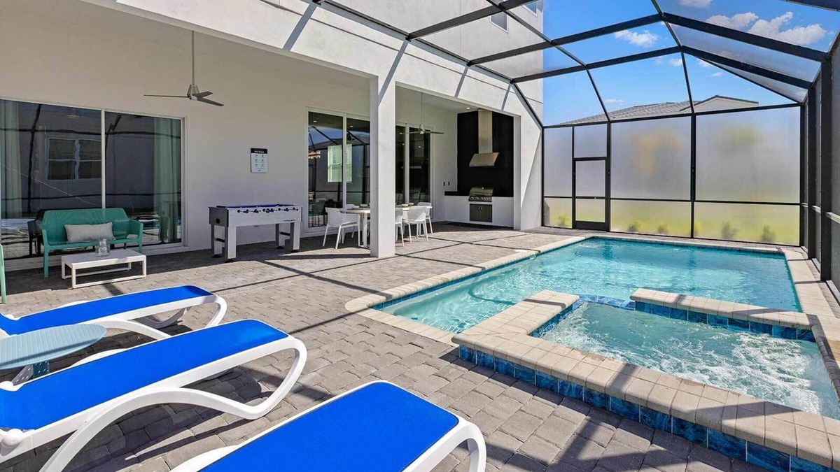 Loughman House | Epic Villa w Sci-Fi Themed BR, Game Loft, Arcade, Theater, Spa Pool - Near Parks