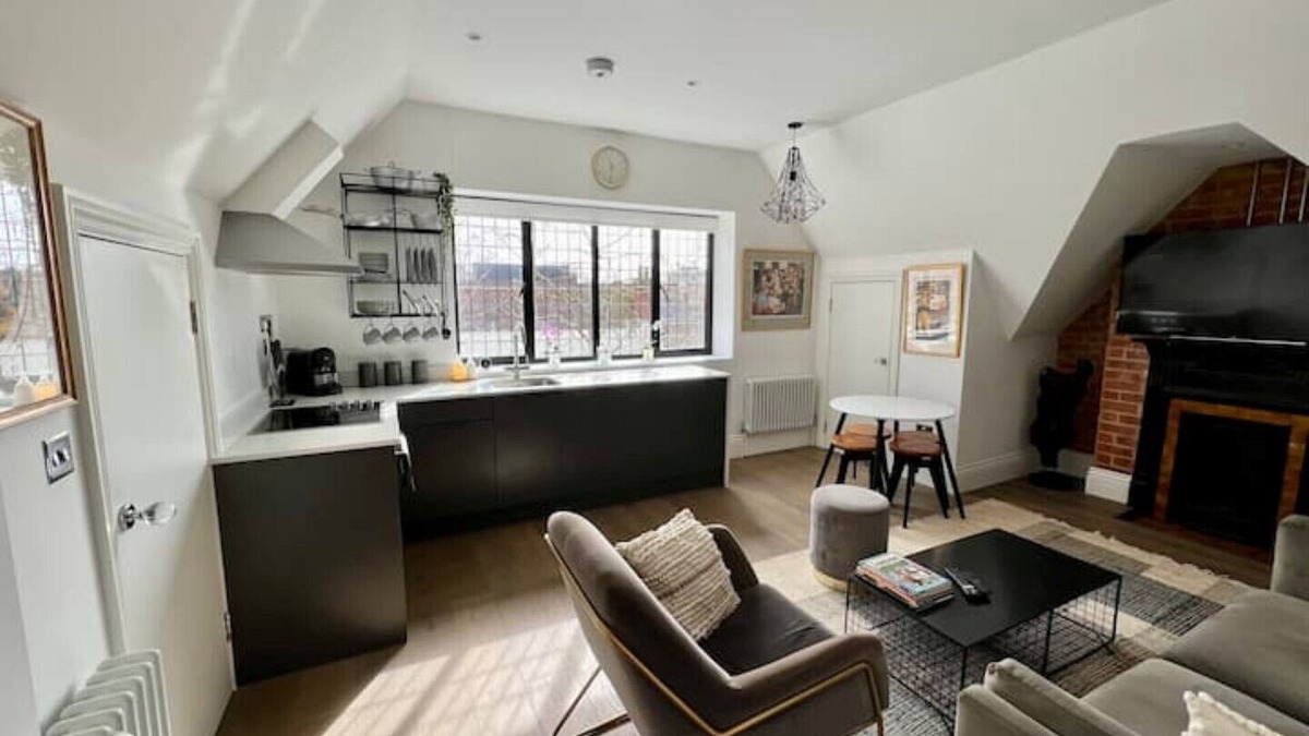 Epping Apartment | Epping High Street, Stylish & Very Well Appointed
