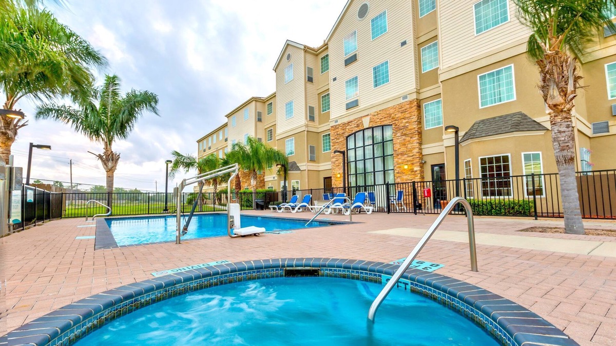 Brownsville Condo | Equipped King Suite | Free Daily Breakfast, Pool + Business Center