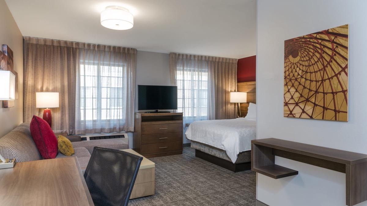 Midtown Anchorage Apartment | Equipped Mid-Town Studio | Free Daily Breakfast + Heated Indoor Pool Access