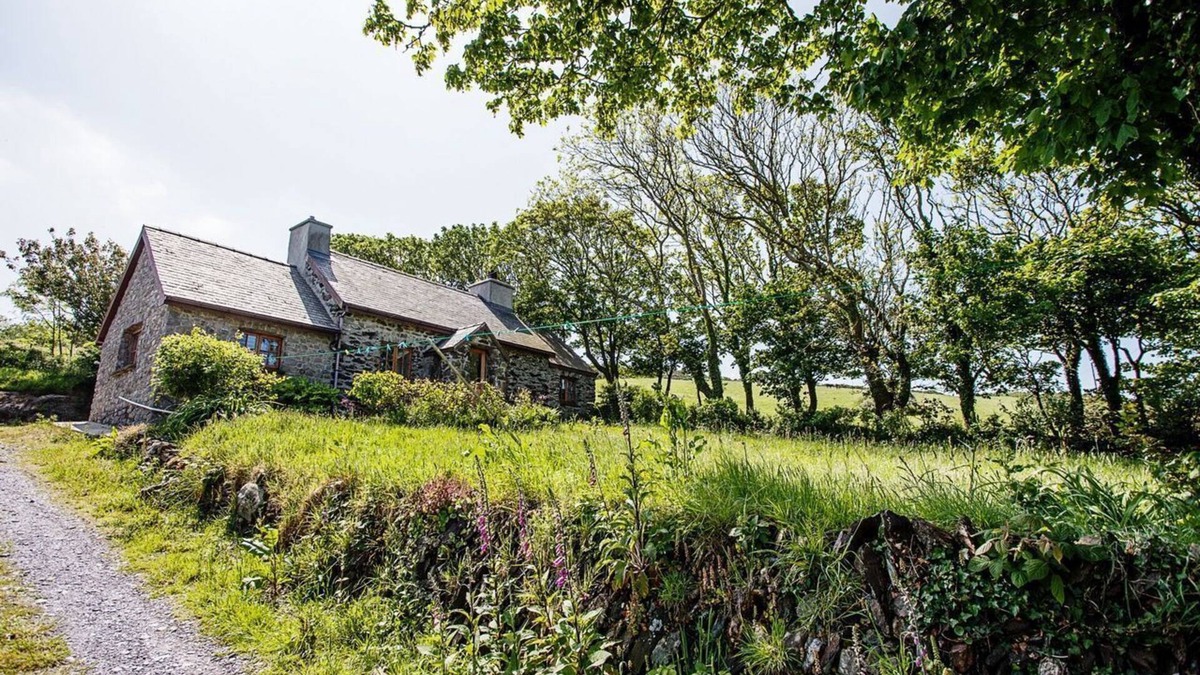 Cylch-Y-Garn Apartment | Erw Rhys - sleeps 6 guests in 3 bedrooms