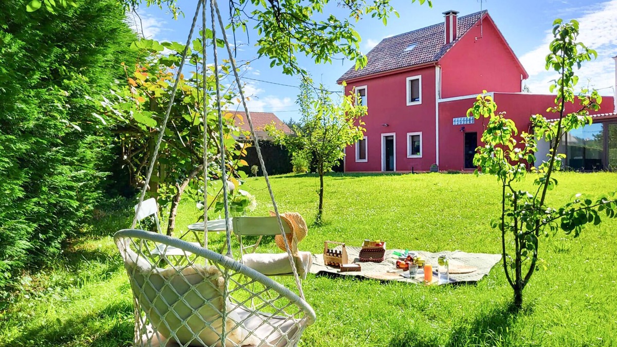 Queo de Abaixo House | AG Bértoa House, garden & exterior dining room x8